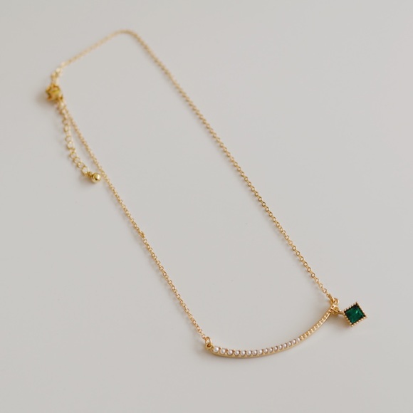 Lucy Williams Square Green Pearl Bar Gold Necklace - Picture 2 of 6